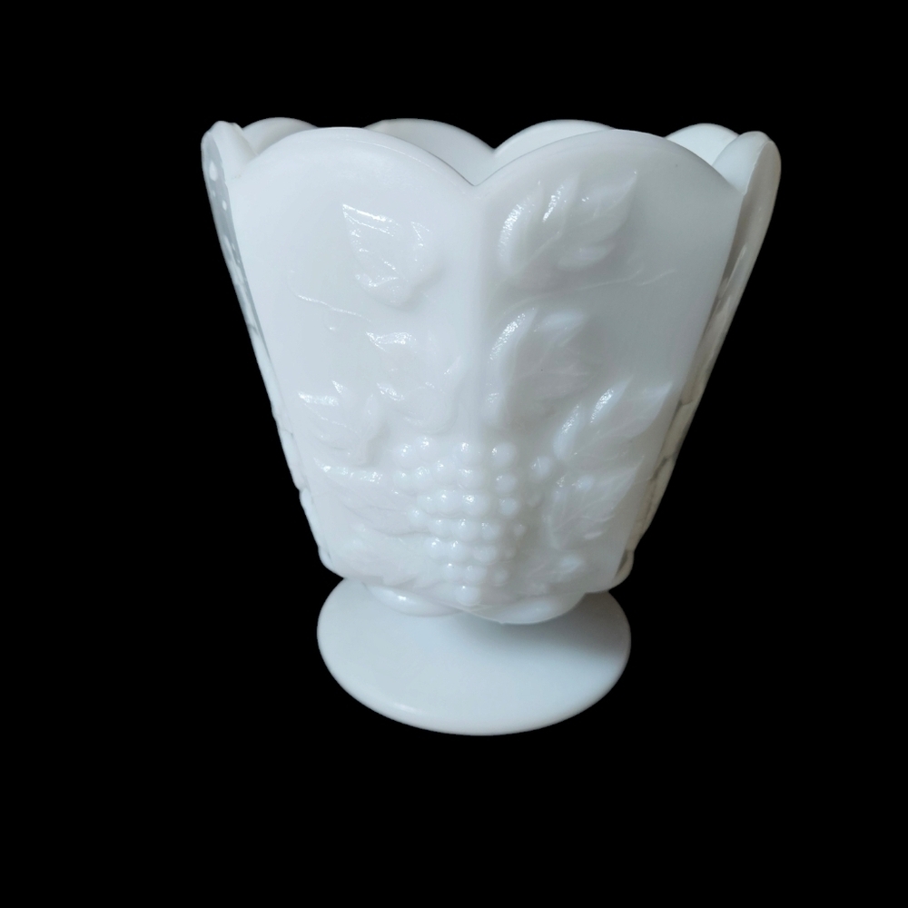 Vintage Grape vine pattern milk glass container. - Picture 11 of 11